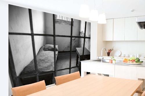 Vlies Fototapete - Bett in der Zelle 375 x 250 cm